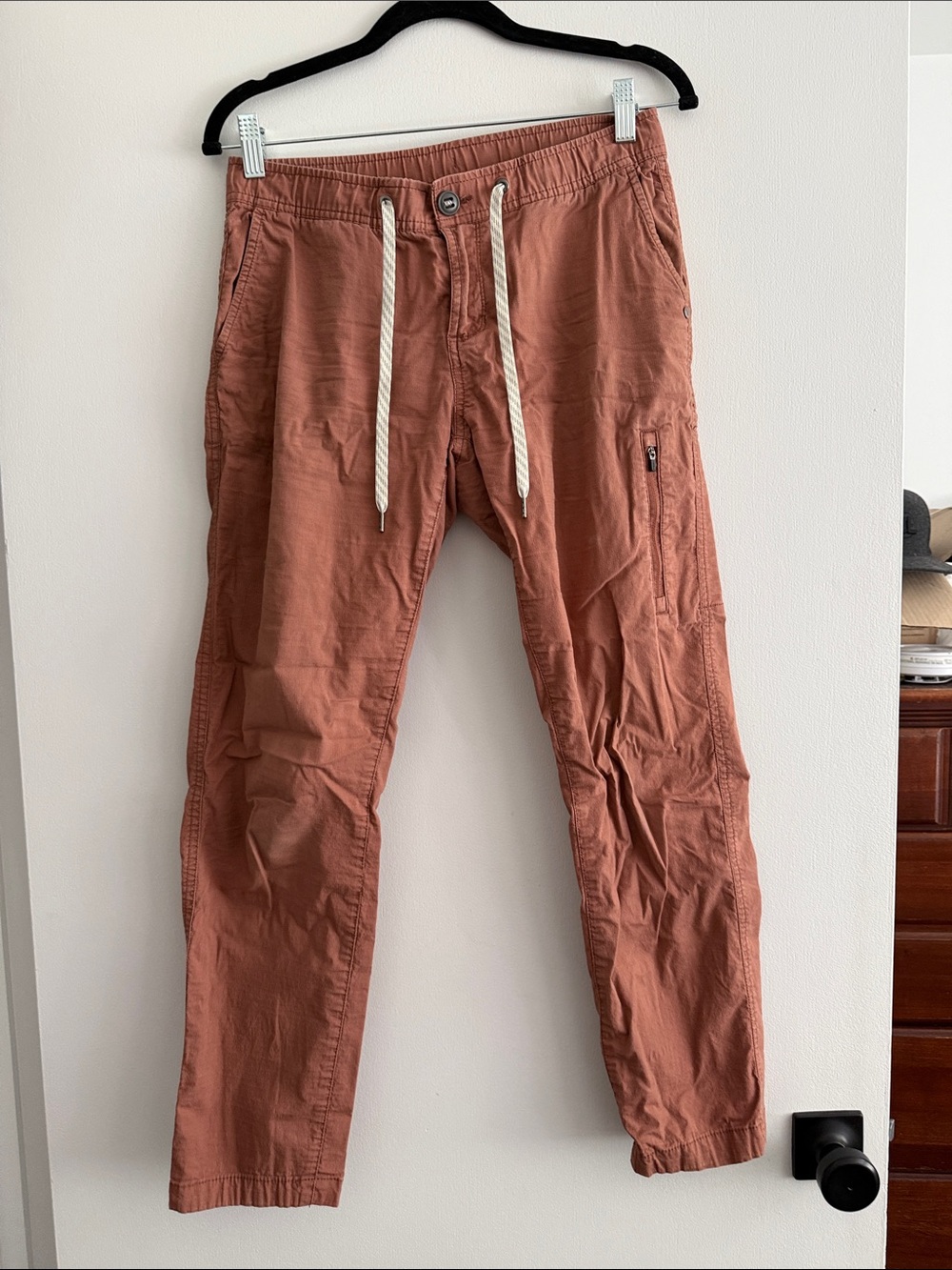 Vuori Cargo Joggers in Rusty Salmon